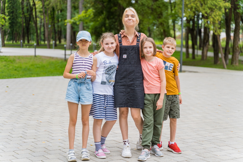 Девушка с детьми Девушка с детьми