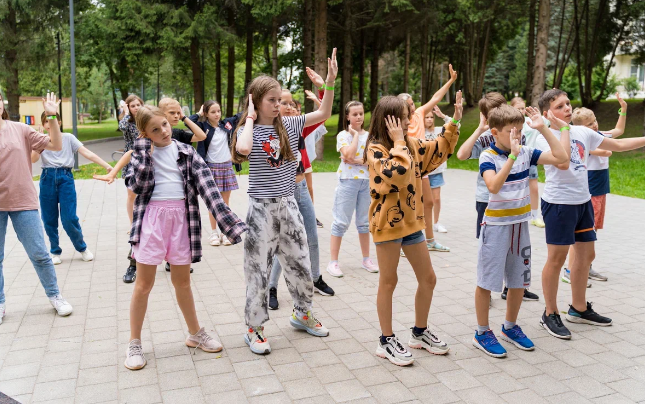 чем можно заняться с семьей на выходных дома.png