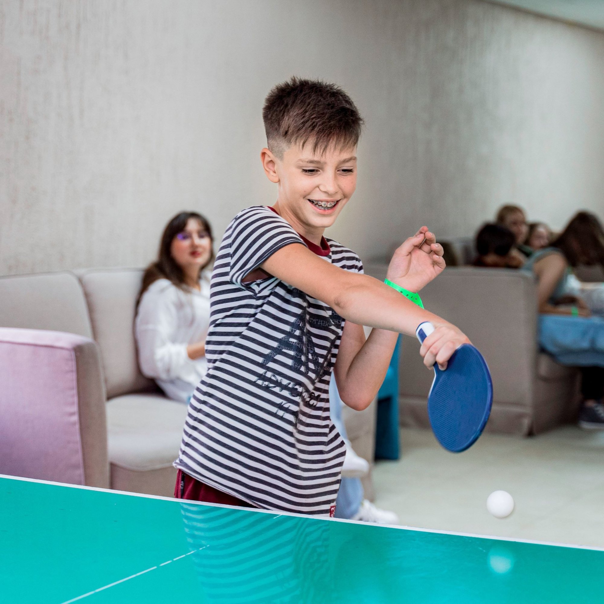 malchik_igraet_tennis.jpg malchik_igraet_tennis.jpg