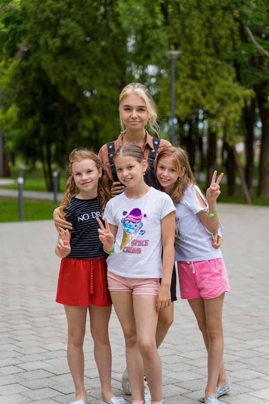 Дети с вожатой.jpg Дети с вожатой.jpg